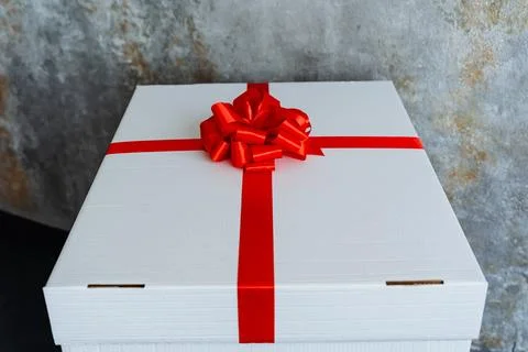 Rectangle white box with an electric blue ribbon and bow on it Foto stock