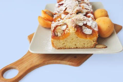 Rectangular appetizing homemade apricot pie on a rectangular plate. Close-up Foto stock