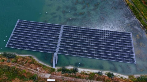 Rectangular array with numerous photovoltaic cells producing sustainable energy. Vídeo Stock 346190273