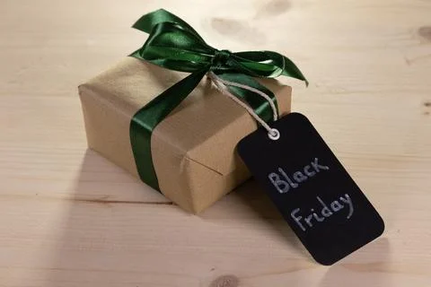 A rectangular black label bearing the words Black Friday alongside a presen.. 库存照片