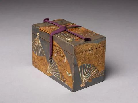 Rectangular box with decoration of scattered fans Japan. Rectangular box wi.. Stockfoto's