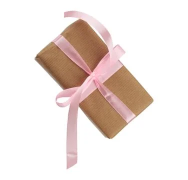 Rectangular box wrapped in brown paper and tied with a pink bow Stockfoto's