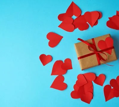 A rectangular box is wrapped in brown paper and tied with a red thin silk ... Stockfoto's