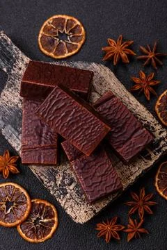 Rectangular chocolate candies with mousse and waffles Rectangular chocolat... Foto stock