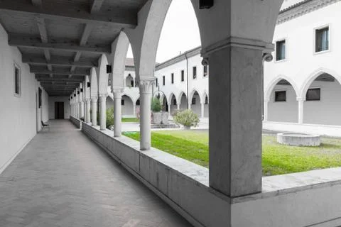 Rectangular cloister with Gothic arches and  columns. Foto stock