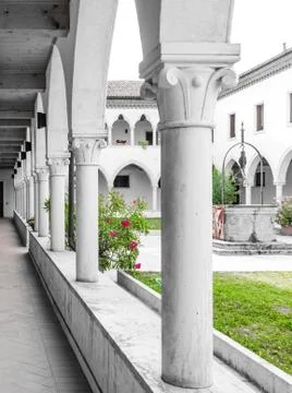 Rectangular cloister with Gothic arches and  columns. Foto stock