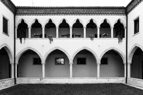 Rectangular cloister with Gothic arches and  columns. Foto stock