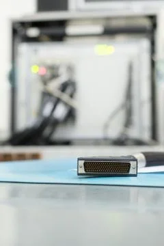 Rectangular D-sub multi-pin connectors lie on the table. Stockfoto's