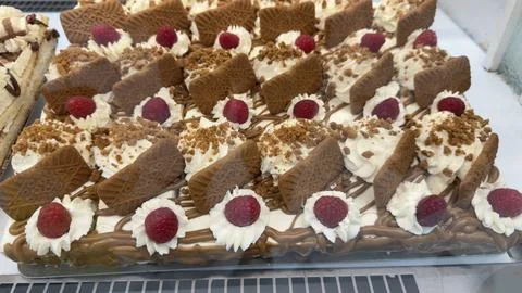 Rectangular dessert with whipped cream, raspberries, and speculoos cookies 스톡 사진