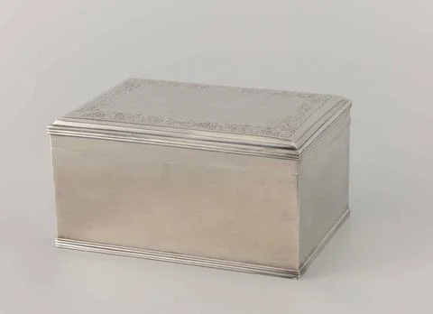 . Rectangular drum of smooth silver with hinged lid. Signature and dated. ... 스톡 사진