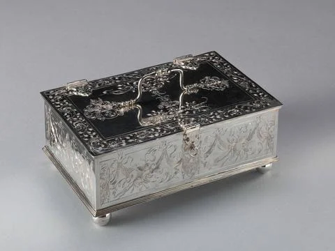 . Rectangular drum with stepped up and upper edge. Drum rests on four sphe... 스톡 사진