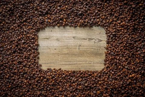 Rectangular frame of coffee beans on wooden table Foto stock