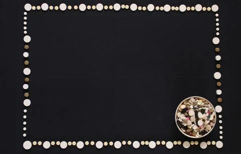 Rectangular frame made up of many white pills on a black handicap Foto stock