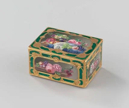 . Rectangular golden snuff box. With floral and fruit still lifes in email... Stockfoto's