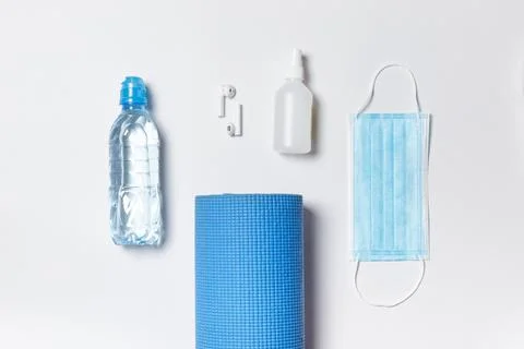 Rectangular layout. Preparing for exercise, yoga Mat, water bottle, headphones Foto stock