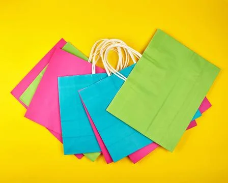 Rectangular multi-colored paper shopping bags with white handles Foto stock