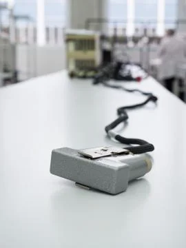Rectangular multi-pin connectors lie on the table. Stockfoto's