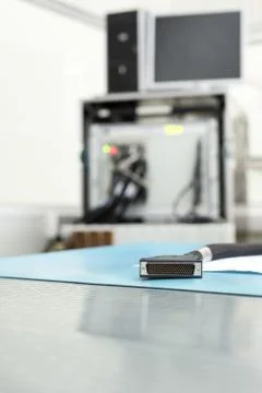 Rectangular multi-pin connectors lie on the table. Stockfoto's
