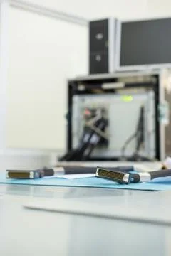 Rectangular multi-pin connectors lie on the table. Stockfoto's