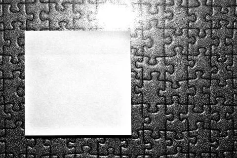 Rectangular note paper attached to puzzle shape background. A piece of square Foto stock