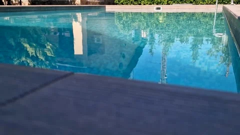 Rectangular outdoor swimming pool with crystal clear blue water, mosaic til.. Stock-Footage 336531460