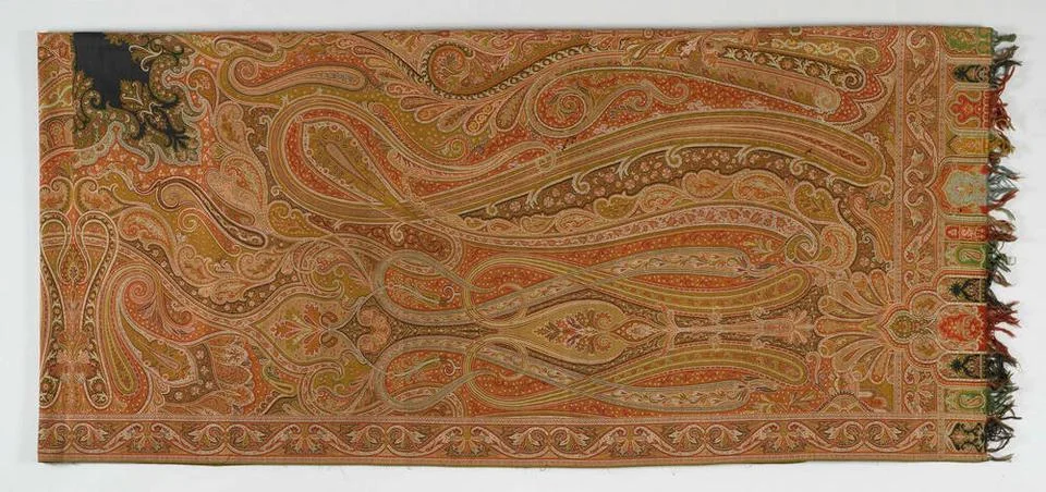 . Rectangular palm scarf of wool, with a woven pattern on which a halved b... Stockfoto's