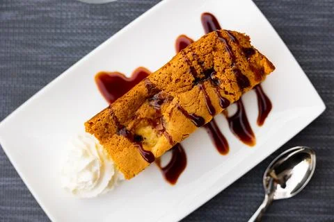 Rectangular piece of lush apple pie with delicate crispy crust and sprinkled Foto stock