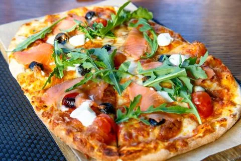 Rectangular pizza or cake with salmon and arugula Foto stock