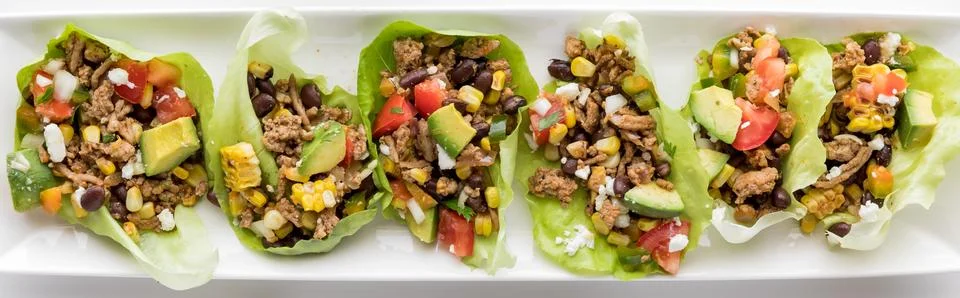 A rectangular platter of fresh turkey taco lettuce wraps, ready for serving. Foto stock