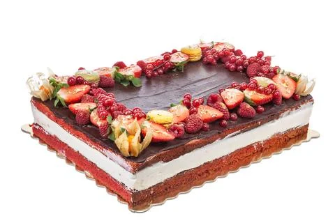 Rectangular red velvet cake. Chocolate glaze. Decoration with fruits and Stockfoto's