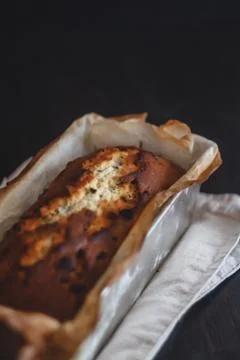 Rectangular ruddy metropolitan cake-bread in a metallic baking dish on a dark Foto stock
