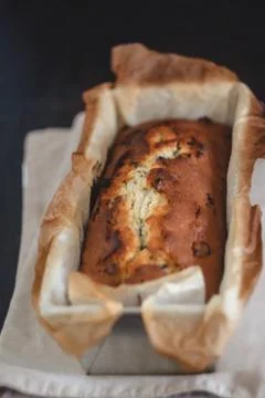 Rectangular ruddy metropolitan cake-bread in a metallic baking dish on a dark Foto stock