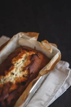 Rectangular ruddy metropolitan cake-bread in a metallic baking dish on a dark Foto stock