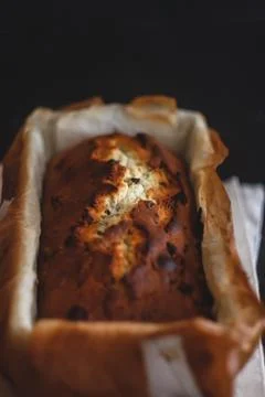 Rectangular ruddy metropolitan cake-bread in a metallic baking dish on a dark Foto stock