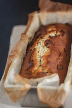 Rectangular ruddy metropolitan cake-bread in a metallic baking dish on a dark Foto stock