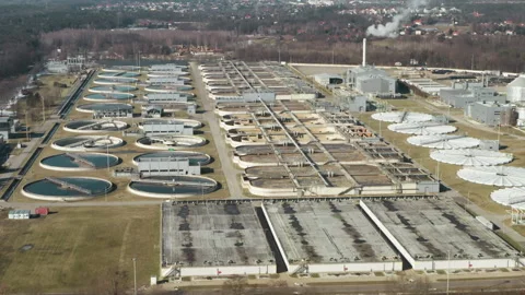Rectangular sewage processing tanks at industrial filtration plant Stockbeeldmateriaal 329754307