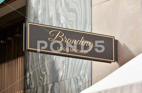 Rectangular sign logo branding mockup. Modern building facade in background PSD-Vorlage