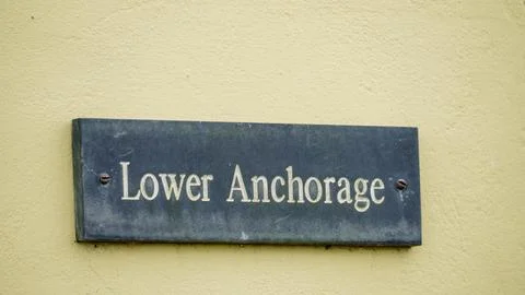 A rectangular slate plate with house name Lower Anchorage near Tenby harbour Stockfoto's