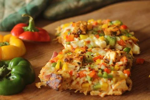 Rectangular slices of home baked pizza loaded with paneer, mozzarella cheese, Foto stock