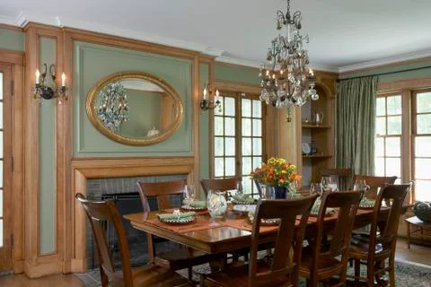Rectangular table, set with orange and green, green walls, maple wood work, Foto stock
