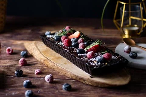 Rectangular Tart Chocolate cheesecake with fresh berries. delicious dessert f Foto stock