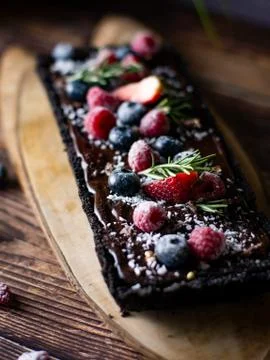 Rectangular Tart Chocolate cheesecake with fresh berries. delicious dessert f Foto stock