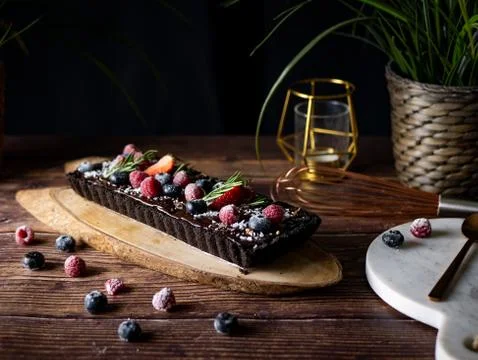 Rectangular Tart Chocolate cheesecake with fresh berries. delicious dessert f Foto stock