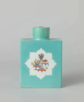 Rectangular Tea Caddy Covered With A Light Blue Glaze And Antiques in pane... 库存照片