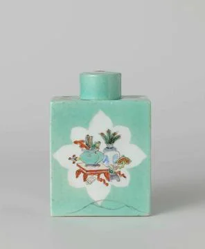 Rectangular Tea Caddy Covered With A Light Blue Glaze And Antiques in pane... 스톡 사진