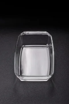 A rectangular transparent glass tray for baking and cooking at home. The gl.. Foto stock