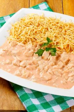 A rectangular white ceramic dish served with succulent chicken stroganoff 库存照片