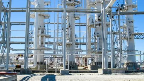Rectification columns of the oil refinery. Foto stock