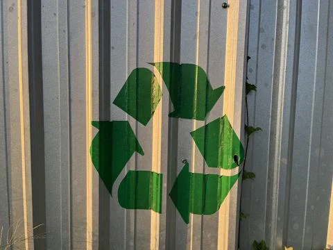 Recycle icon painted on construction site Foto stock