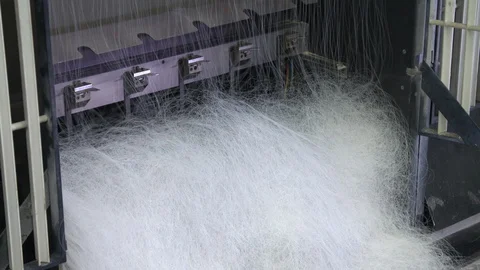 Recycled plastic threads being produced in factory 動画素材 93531180